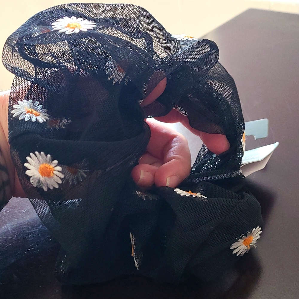 Wild Fable Mesh Daisy Scrunchie